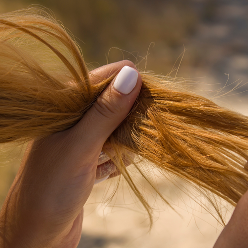 3 znaky, že tvé vlasy postrádají hydrataci: jak pečovat o suché vlasy?