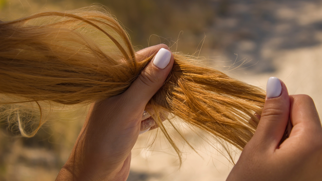 3 znaky, že tvé vlasy postrádají hydrataci: jak pečovat o suché vlasy?