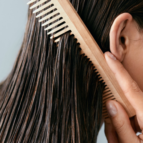 Nadměrné maštění vlasů: proč k němu dochází a co s ním?