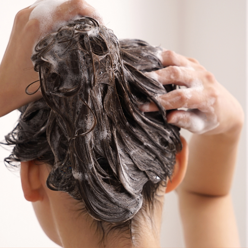 Jak často si mýt vlasy? Mýty a fakta